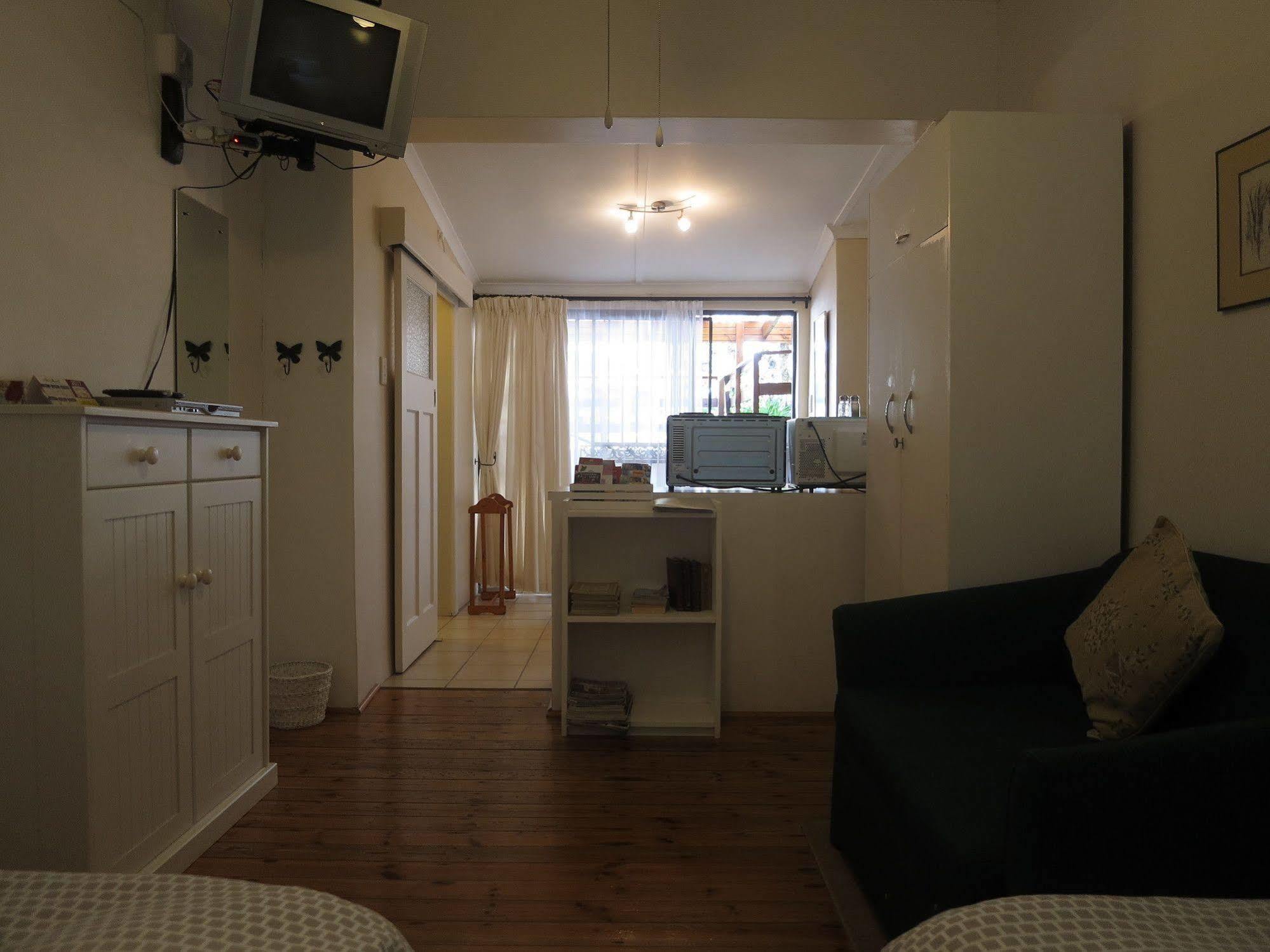 Dempsey'S Self-Catering Guest House Port Elizabeth Exterior photo