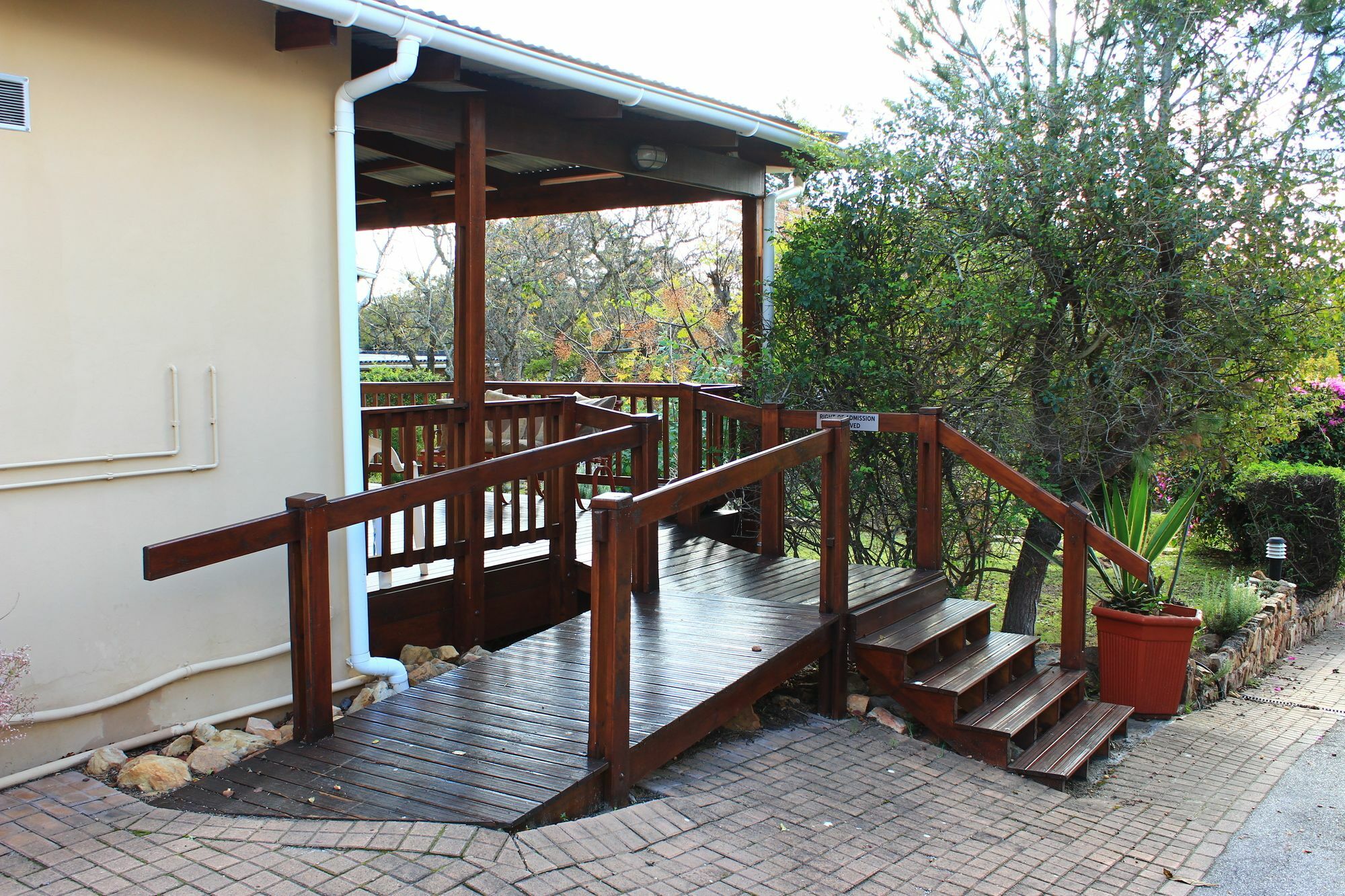 Dempsey'S Self-Catering Guest House Port Elizabeth Exterior photo